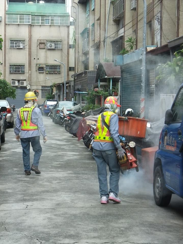為防堵登革熱蔓延，高雄市區進行環境消毒工作。圖：翻攝自陳菊臉書   