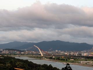 中央氣象局今天說，下週開始因西南氣流旺盛，全台都要防範豪大雨可能帶來的災情。圖片來源：中央社資料照片。   