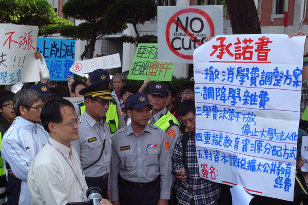 教育部原本預定今（7）日在台北舉行的公聽會，因學生醞釀抗議而在昨（6）日臨時取消，不過學生團體今天上午仍前往教育部抗議，要求教育部撤回漲價方案。圖：楊宗興/攝   