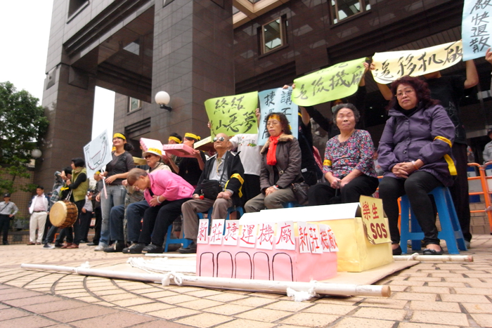 樂生保留自救會以及青年樂生聯盟今（13）日上午前往台北市政府捷運工程局抗議，認為樂生院走山危機已經刻不容緩，要求捷運局儘速將新莊機廠遷離樂生，防止新莊地區發生嚴重的土石滑動。圖：楊宗興/攝   