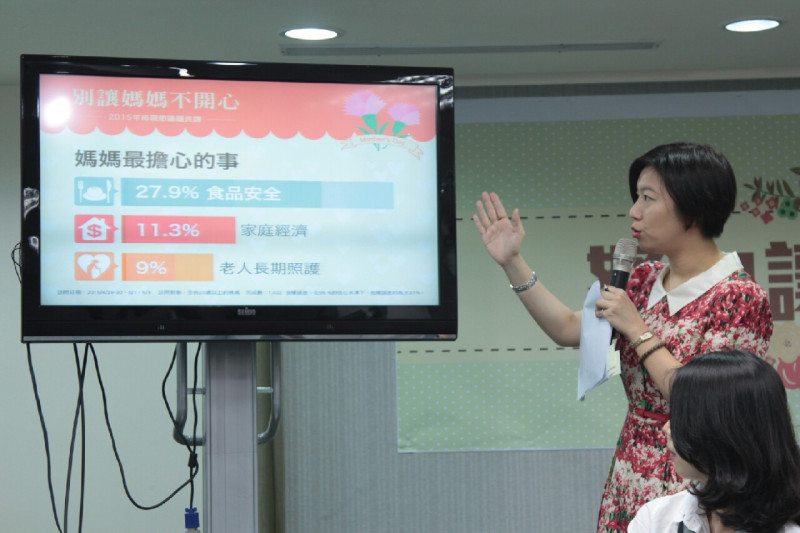 民進黨婦女部主任林靜儀9日在母親節前夕發表台灣媽媽的心願民調。圖：民進黨提供   