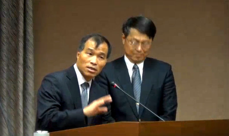 交通部長葉匡時(左)表示，若遠通再發生問題，會要他們加倍奉還，但目前不會暫停收費。圖：翁嫆琄/攝。   