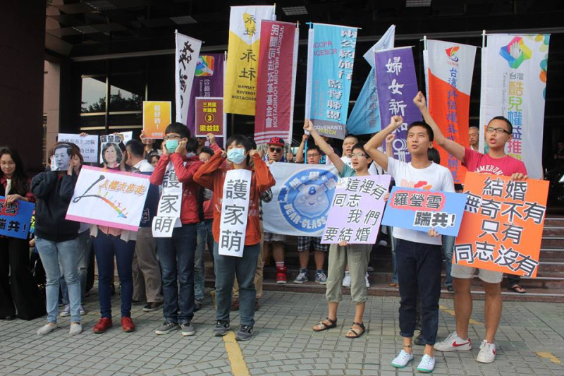 台灣伴侶權益推動聯盟等團體和聲援民眾約40人今（26）日上午到法務部大門前上演行動劇，要求法務部儘快讓婚姻平權合法。圖：林雨佑/攝   