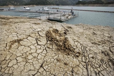 高雄水情吃緊，第3階段「供5停2」限水措施逼近，民眾熱線湧入市民服務專線，要求改為「供3停1」。圖：中央社資料照片   