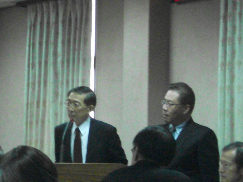 外交部長林永樂(左)今（27）日表示，針對15日的台菲2國交涉結果，他願意負起所有的責任。圖：涂鉅旻/攝   