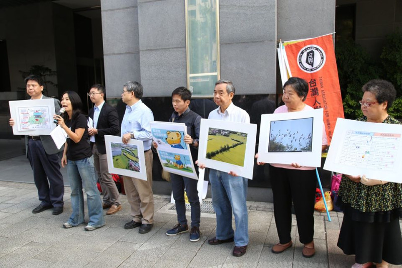 航空城反迫遷聯盟、台灣人權促進會等團體今（6）日上午在環保署前召開記者會，要求環保署立即辦理桃園機場「第3跑道」環評。圖：林雨佑/攝   