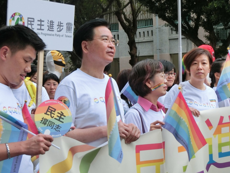 第13屆台灣同志遊行31日下午在凱道前展開，今年以「年齡不設限─解放暗櫃、青春自主No Limit」為主題，吸引各界民間團體、校園社團等團體參加。圖：楊淳卉/攝   