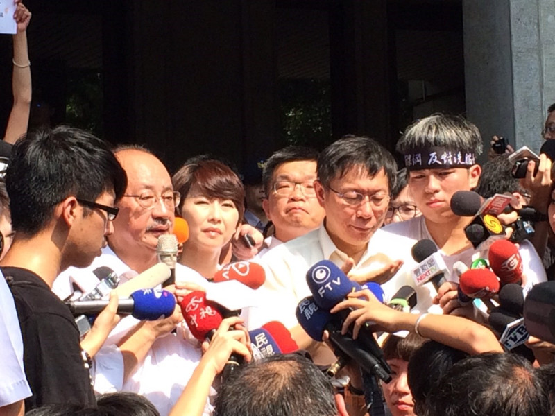 台北市長柯文哲與民進黨黨團3長31日下午到教育部與學生會面，柯文哲當場保證不會強制驅離學生。圖：符芳碩/攝   