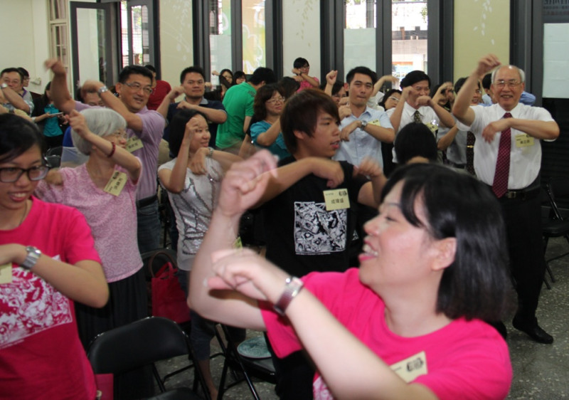 台灣少年權益與福利促進聯盟今（2）日舉辦10周年記者會，為展現青少年活潑青春的氣息，工作人員準備了帶動跳表演，許多非營利組織的秘書長和理事長們都跟著工作人員揮舞雙手，場面相當熱鬧。圖：黃朝郁/攝   