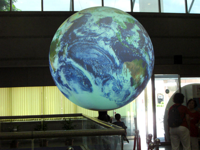 氣象局一樓展示了特殊的立體投影地球，任何關於地球的知識，包括地圖、地質圖、氣象圖等都可在上面展示。圖：翁嫆琄/攝。   