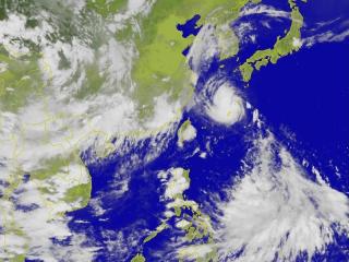 輕颱卡努昨天剛形成，中央氣象局說，菲律賓東方有一新低壓形成，不排除會持續增強。圖片來源：翻攝自中央氣象局網站。   