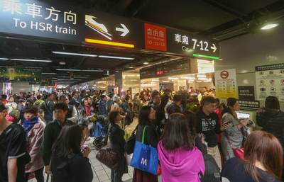 高鐵春節疏運第1天，因道岔異常嚴重誤點，月台入口擠滿準備搭車的乘客，共延誤約2.3萬人。圖：中央社   
