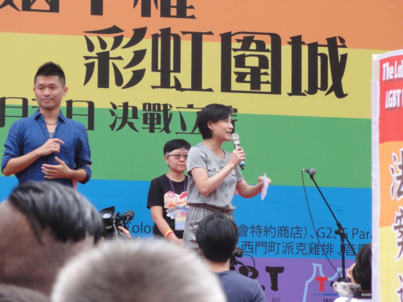 由台灣伴侶權益推動聯盟(伴侶盟)及多個公民團體所組成的「婚姻平權革命陣線」，10/5下午在立法院青島東路外舉辦「彩虹圍城」活動。圖：新頭殼資料照片   