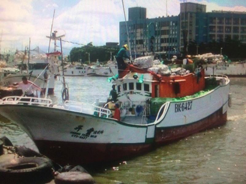漁業署14日表示，被菲律賓扣押的昇豐12號漁船中午已獲釋，被扣押的原因是沒掛上我國國旗。圖：東港安檢所提供   