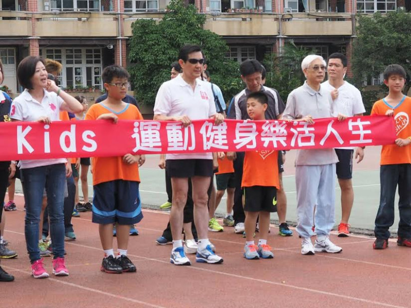 總統馬英九28日又再度跑3千公尺，鼓勵學童們多運動。圖：國健署提供   