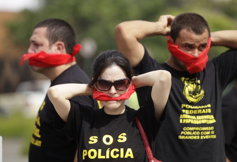 世界盃足球賽6月12將在巴西登場，地主巴西國家隊也在當地時間7日宣布參賽名單。但場外卻有聯邦警察罷工抗議（圖），要求政府為他們加薪。圖片來源：達志影像/美聯社   