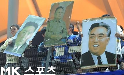 為了幫台灣隊加油，許多球迷展現「創意」，拿韓國的敵人金日成、金正日和金正恩的肖像來克制，這種作法，只會招來批評。圖片來源：翻攝自網站   