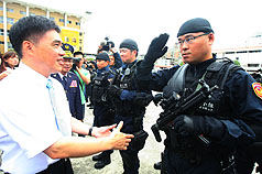 台北市長郝龍斌（左）15日在保一總隊視察花博防恐維安演訓，與參與演訓的人員握手致意，肯定他們對花博維安的貢獻。圖片來源：中央社   