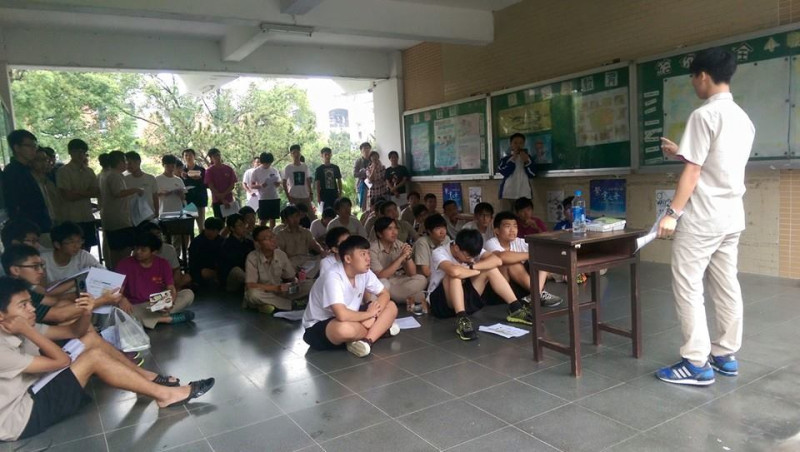 新竹高中學生在校園中自發性舉辦反黑箱課綱座談會。圖：翻攝「反黑箱課綱，竹中學生站起來」臉書   
