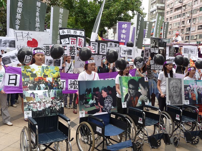 今（15）日是日本承認戰敗67週年，婦女救援基金會號召百人上街遊行，並前往日本交流協會，以行動劇5張空輪椅，象徵不能到現場的慰安婦阿嬤，也在關注日本政府的回應。圖：陳昱瑾/攝。   