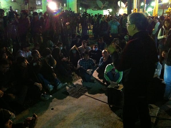 都市更新受害者聯盟晚間發出動員通知，指稱有消息傳出台北市政府即將在今晚出動警力，將王家全家人以及聲援團體及學生驅離，並且執行拆除行動。圖片來源：楊宗興/攝&nbsp;&nbsp;&nbsp;