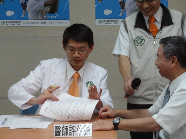 楊志良在接受流感疫苗施打前，接受專業醫師評估。王鼎鈞/攝   
