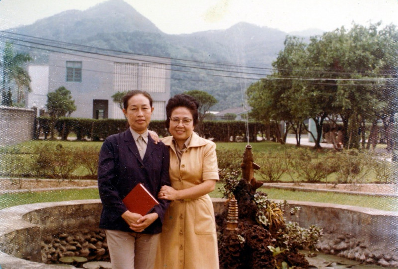 徐美（左）與崔小萍在仁教所。圖片：蔡宏明攝   