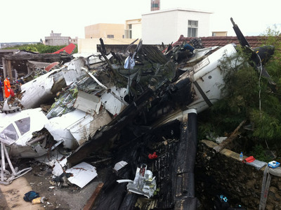 復興航空公司GE222班次昨晚於澎湖馬公機場發生嚴重起火墜落事故，鑑識人員今(24)日中午前已簽發15名罹難者的死亡證明書。圖：中央社。   
