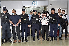 2名涉及高鐵與立委服務處炸彈案的朱姓（左5）、胡姓（左2）嫌疑人在中國落網，刑事局透過兩岸共同打擊犯罪機制，16日下午將兩人押回。圖片來源：中央社   