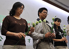 環團26日在立法院舉行蘇花改記者會，向蘇花公路罹難者默哀致意。圖片來源：中央社   