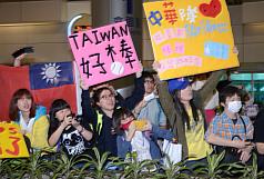 台灣球迷前往機場歡迎台灣棒球隊返台。圖片來源：中央社   
