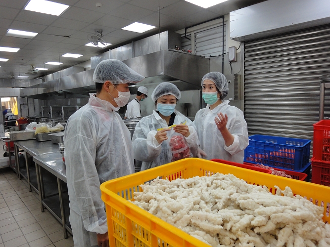 各縣市衛生局開始進行校園午餐是否含瘦肉精進行抽驗。圖片來源：新竹市衛生局提供。   