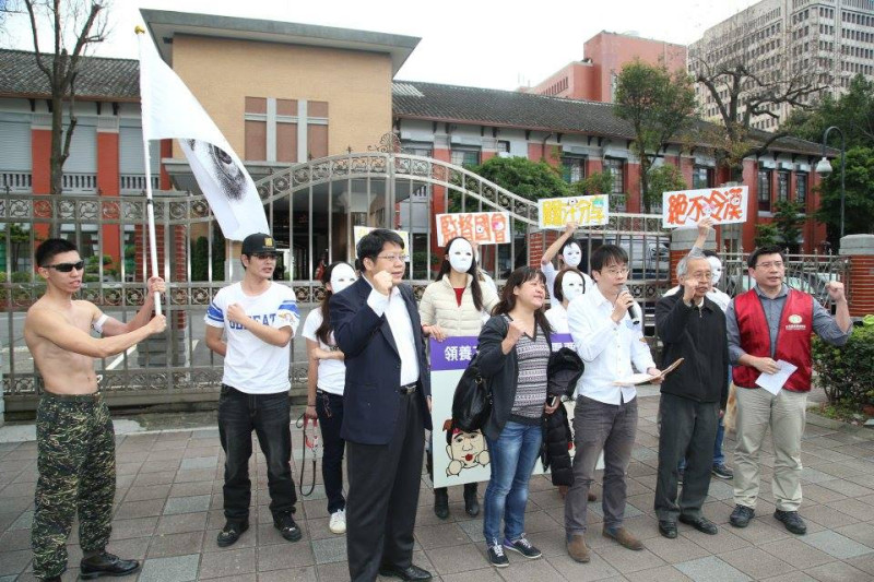 公督盟、反黑箱服貿民主陣線、台灣守護民主平台代表也到場聲援。圖2之2：林雨佑/攝   