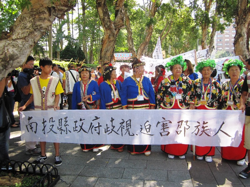 100多位邵族人今（26）日來到行政院門口抗議，反對日月潭向山觀光飯店BOT案。圖5之1：王立柔/攝   