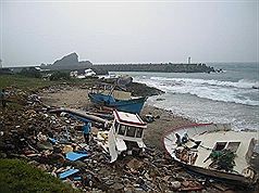 天秤颱風重創蘭嶼，大浪宛如海嘯般打上岸，到處殘破不堪，四處都是石塊。圖片來源：中央社。   