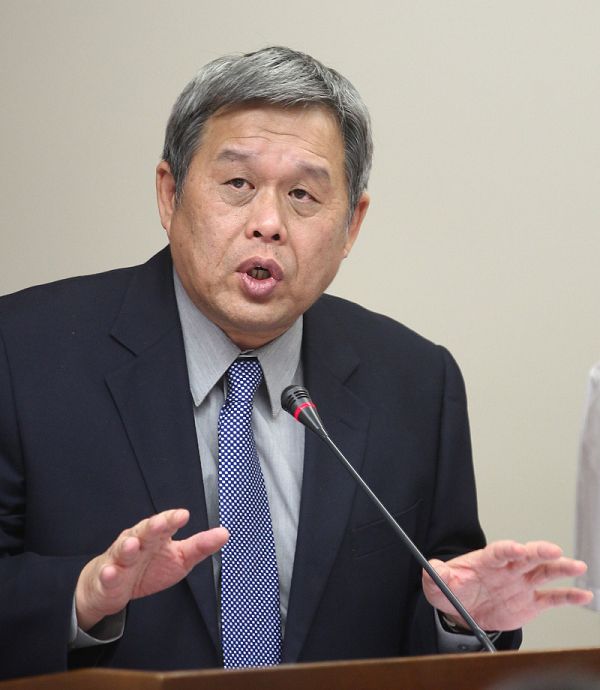 全國關廠工人連線抗議勞委會對工人貸款提告，勞委會主委潘世偉稍晚對外表示，勞委會已組成專案小組尋求解決，盼能於春節前提出具體解決方案。圖片來源：中央社資料照片   