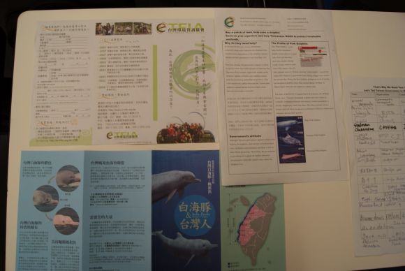 圖為潘紀揚在日本向各國際代表遊說，連署支持搶救白海豚的的成果。圖：潘紀揚攝   