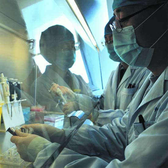 染H7N9的陸客在台發病，與病患密切接觸的三名醫護人員原出現呼吸道症狀，今天下午確定並未感染禽流感。圖：中央社資料照片。   