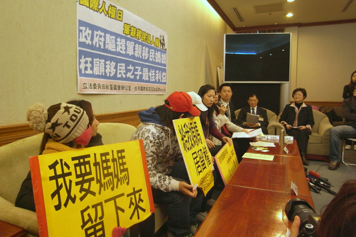 台灣國際家庭互助協會今(7)日召開記者會，多位失婚新移民女性現身訴說親身經歷，道盡台灣法令對她們的不友善。圖：揚宗興/攝   