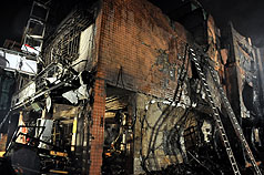 新北市五股區凌雲路一段的新興堂金紙店，22日晚間8點20分左右傳出大火並引起爆炸。圖片來源：中央社   