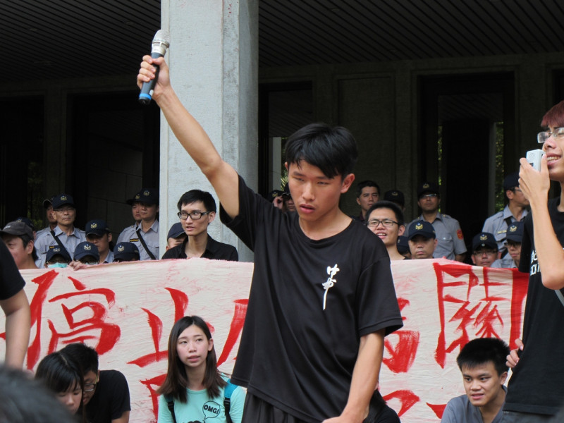 台中一中學生廖崇倫31日上午表示，請教育部長吳思華親自跟學生對談。圖：林朝億/攝   
