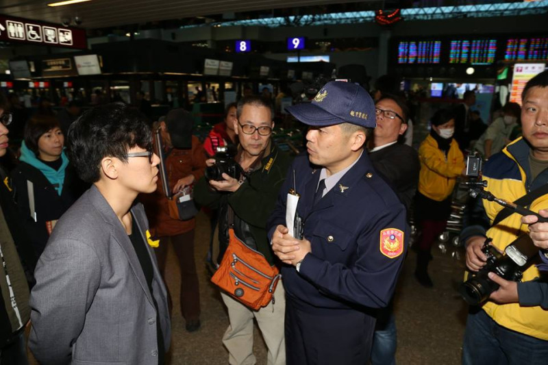 航空警察局大隊副隊長楊朝賢出面跟民主鬥陣成員協調。圖2之2：林雨佑/攝   