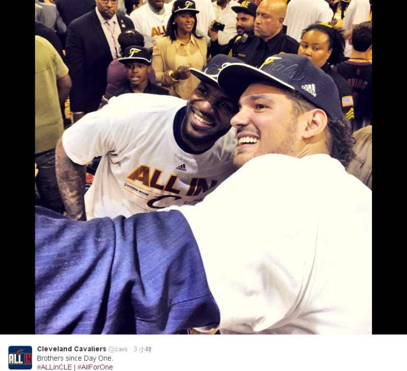 球隊獲勝後，「小皇帝」詹姆斯也開心與隊友自拍慶祝。圖：翻攝自Cleveland Cavaliers推特   