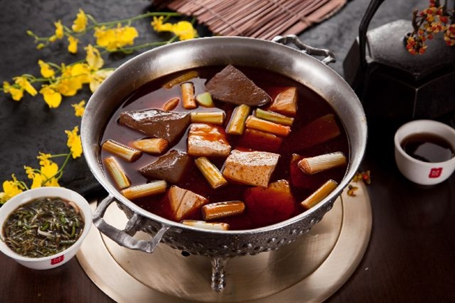 鼎王麻辣鍋使用到北海問題油，但8千多桶的辣油原汁，目前只剩5百多桶，其餘都被消費者吃下肚。圖：翻攝自鼎王官網。   