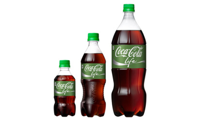 這款名為「Coca Cola Life」的新可樂採取綠色瓶蓋包裝，分為300ml、500ml以及1.5l等3種容量。圖：翻攝日本可口可樂公司   