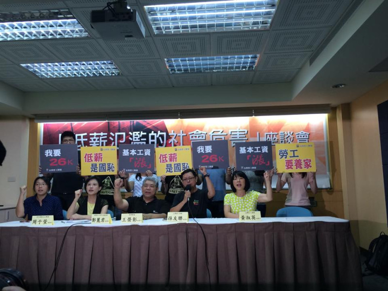 台灣勞工陣線要求勞動部將基本薪資調漲至26K，要求資方將勞動成果合理分配於勞工。圖：劉彥彤/攝   