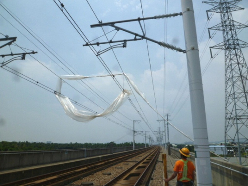 高鐵高雄市大社路段電車線今日因遭大型塑膠白布纏繞，導致左營、台南間雙向列車暫停運轉90分鐘，有兩千名旅客行程受到延誤。圖：台灣高鐵   