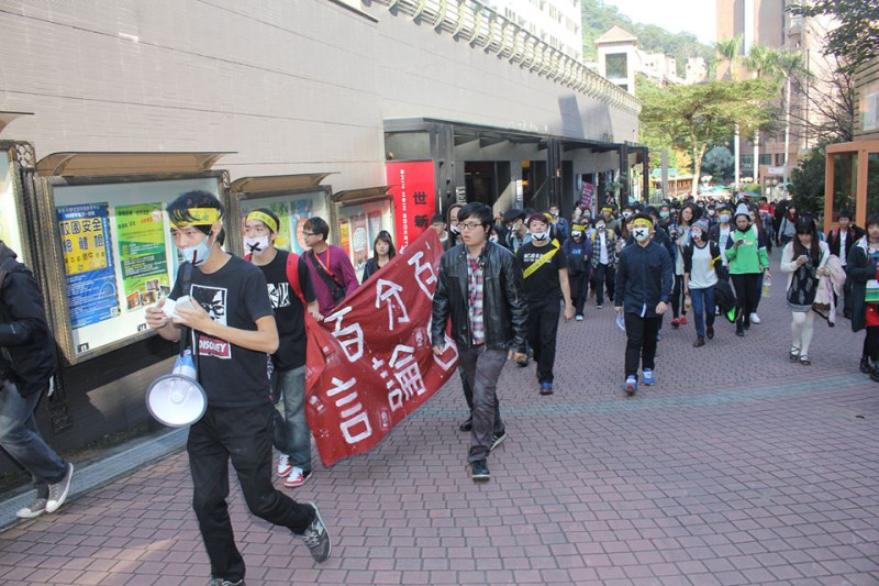 近百位世新學生從言論廣場走到行政大樓，沿路高喊「我要說話，捍衛言論自由」。圖2之1：林雨佑/攝   
