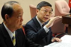 台灣出現首例H7N9病例後，陸委會主委王郁琦（右）25日表示，世界衛生組織還不建議對中國採取旅遊限制措施。圖片來源：中央社   