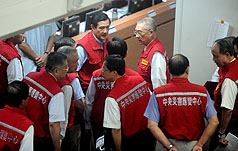 馬英九總統一早坐鎮中央防災中心，並與各縣市長進行視訊連線，要求做好相關防颱準備。圖片來源：中央社   